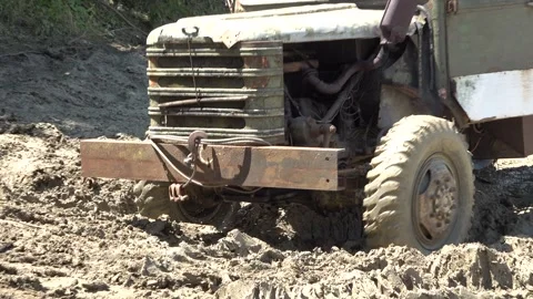 Off-road driving on muddy terrain 動画素材 333457238