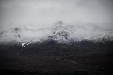 Road to a empty mountain range with fog and snow. Lovely landscape and toug.. Foto stock