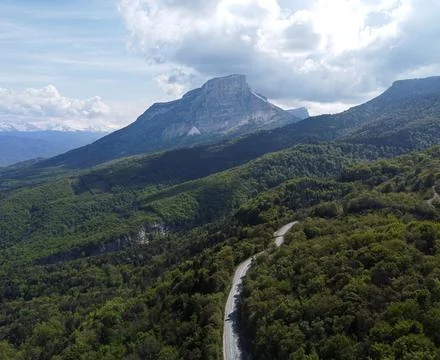 The Road facing the Mountains. Stockfoto's