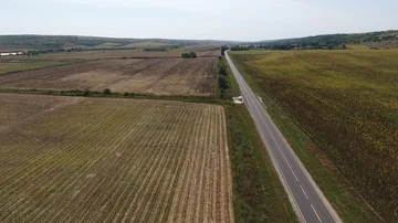 Road in the fields Stockbeeldmateriaal 85485126