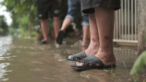 Road flood water over the footpath. Video stock 229066928