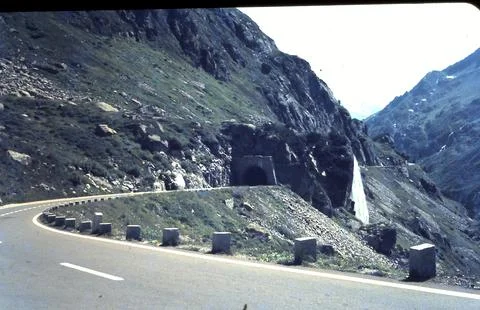 Road going into mountain Foto stock