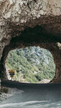Road going through the hole in the mountain Foto stock