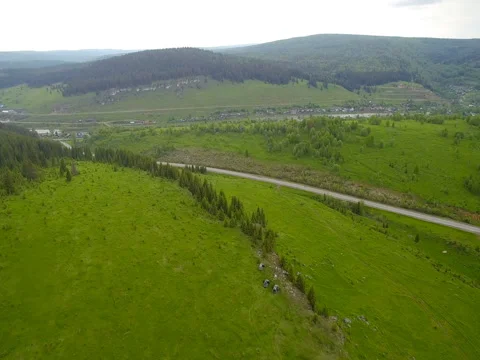 Road, hill, forest and river in  Urals aerial view Vidéo 77488291