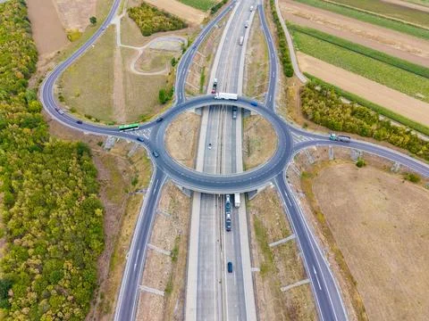 Road interchange seen from above with multiple lanes and vehicles in motion Foto stock