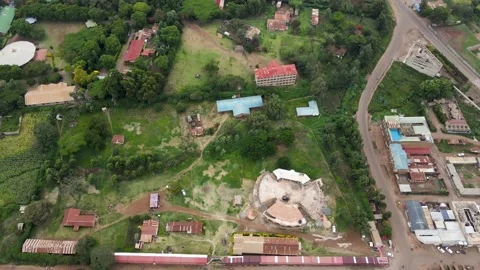 Road junction on entering the small town of Loitokitok Kenya Africa march Vidéo 150166012