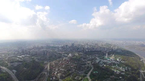  Road junction in a green city 動画素材 64069667