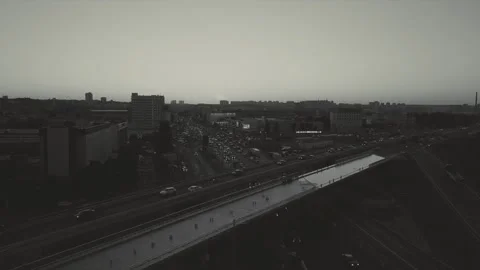 Road junction, at sunset rush hour, black and white video fast-track Vídeos de archivo 139353991