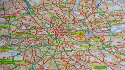 A road map, heading north from Surrey to London. Stock-Footage 140983519