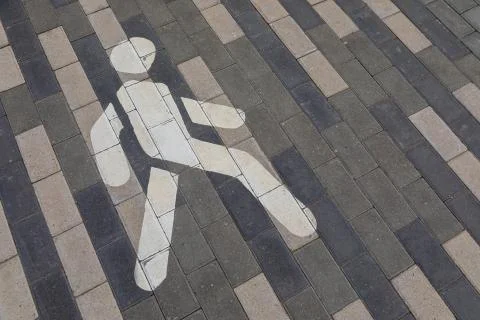 Road marking Walking path on grey paved driveway Foto stock