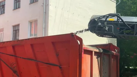 Road Milling Machine Loading Milled Asphalt into Dump Truck Footage Vídeos de archivo 339421817