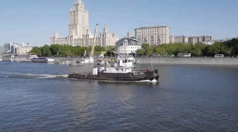 Road on the Moscow river Stockbeeldmateriaal 56552500