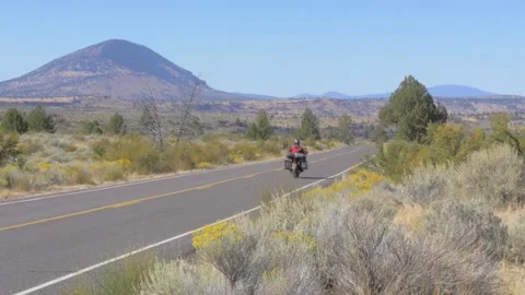 A road with a mountain in the background Video stock 155592039