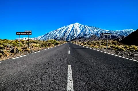A road with a mountain in the background Stock-Fotos