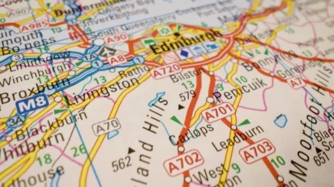 Road network to Edinburgh gliding view over an atlas map, Scotland travel route Vidéo 340106392