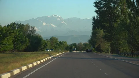 Road overlooking the mountains 動画素材 107684473