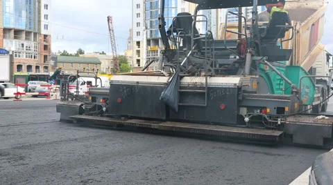 Road Paving. Workers laying stone mastic asphalt during street repairing work Video stock 65256794