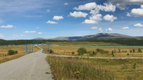 A road in a prairie with mountains in the background 库存影片 92849908