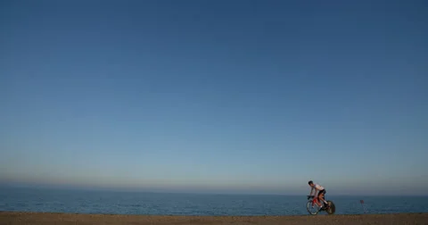 Road Race Cyclist with Ocean backdrop. Vídeo Stock 67647941
