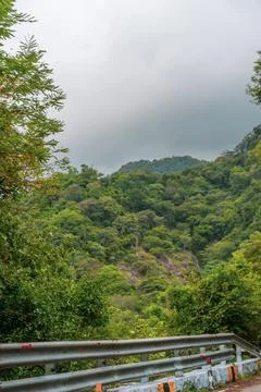 A road with a railing on the side Fotos Stock
