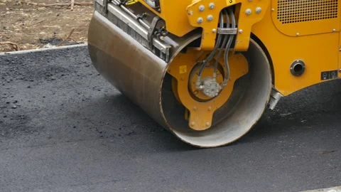 Road roller is compacting the asphalt. 库存影片 335246589