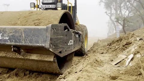 Road Roller Compacting Soil During Foggy Morning Road Construction in India Vidéo 327149537