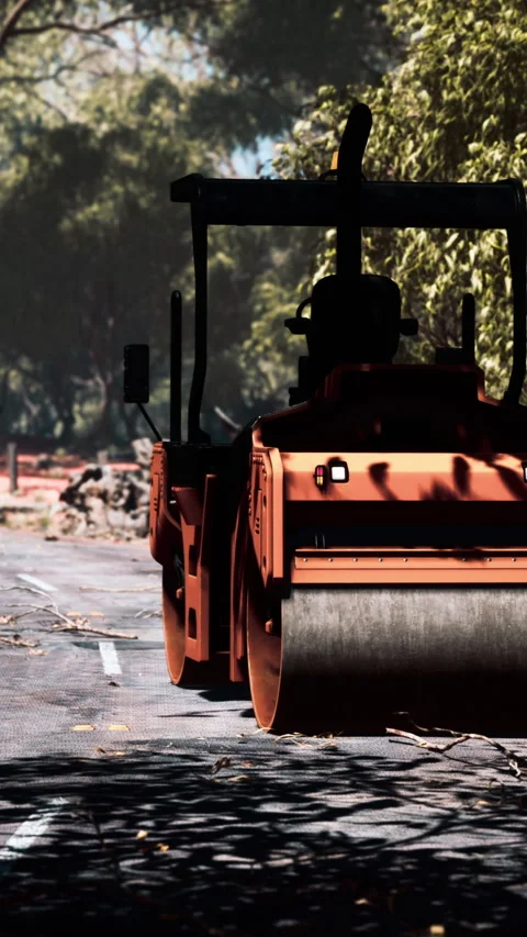 Road Roller Paving Old Forest Road Vídeos de archivo 282707827