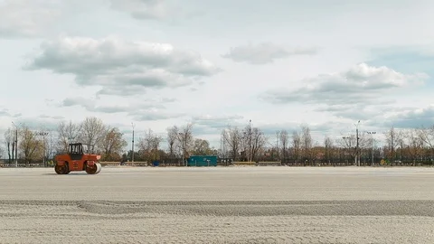 Road roller prepares the surface for the Видео 128568709