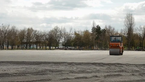 Road roller prepares the surface for the 库存影片 128568802