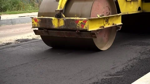 Road roller that rolls new hot asphalt Stock Footage 142709627