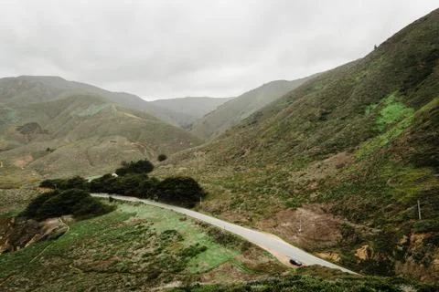 Road running through the mountains Fotos de archivo