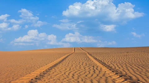 Road in a sand desert time lapse scene Stock-Footage 166576927
