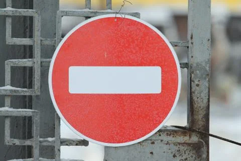 Road sign do not enter on fence. Foto stock