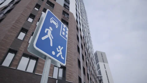 Road sign warns drivers about children presence in yard Видео 329680336