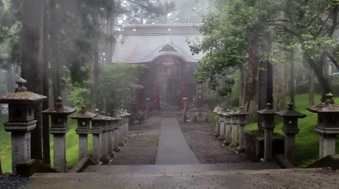 Road with stone lantern in the ancient Shinto shrine. The temple in the fog 스톡 동영상 50036338