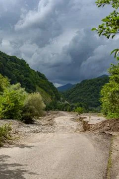 Road in the stonebed of mountain river Stock-Fotos