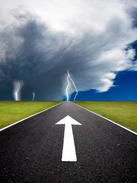 The road to the storm with thunder on the field Illustrazione stock