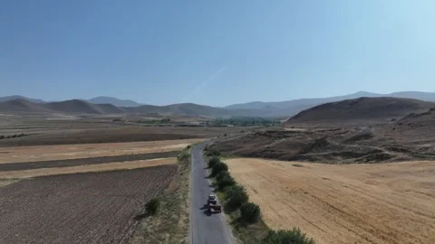 Road through autumn fields 1 Video stock 335833120