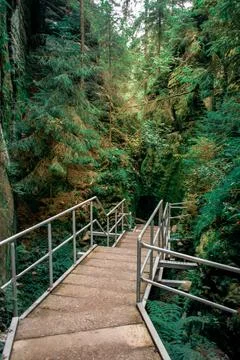 Road through mountain formations Foto stock