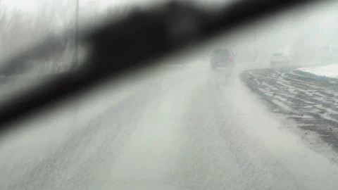 The road through the windshield of the car Vidéo 107122505