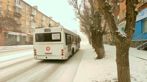Road traffic and falling snow Stock Footage 221729311