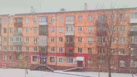 Road traffic and falling snow Video stock 221730168