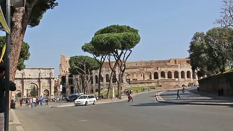 Road traffic on the background of the arch of Constantine in Rome. Stock Footage