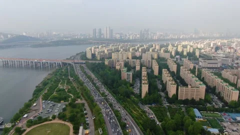 Road traffic flows at Olympic Road in Hannam Bridge, Seoul, Korea 05 Vídeo Stock 130487242