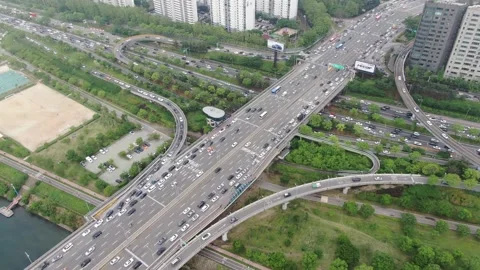 Road traffic flows at Olympic Road in Hannam Bridge, Seoul, Korea 09 스톡 동영상 130575848