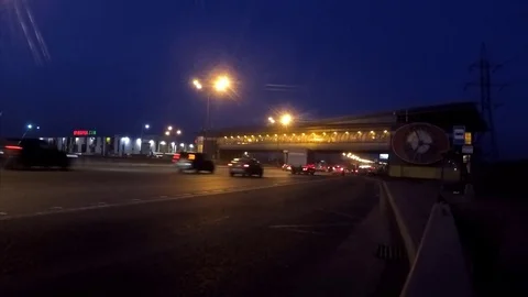 Road traffic on the highway in the evening Vidéo 82371106