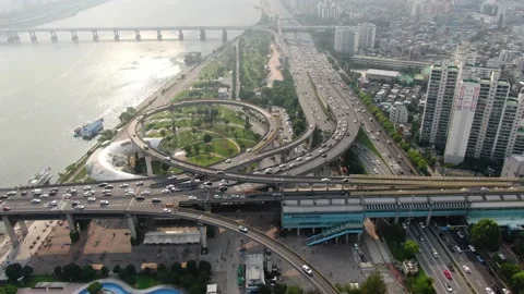 Road traffic at the intersection of Cheongdam Bridge, Gangbyeonbuk-ro, Seoul 库存影片 135578241