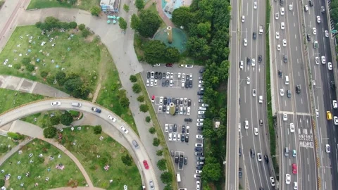 Road traffic at the intersection of Cheongdam Bridge, Gangbyeonbuk-ro, Seoul 库存影片 135578525