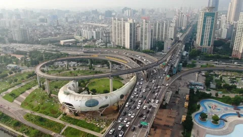 Road traffic at the intersection of Cheongdam Bridge, Gangbyeonbuk-ro, Seoul Vídeo Stock 135578830