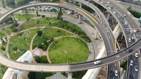 Road traffic at the intersection of Cheongdam Bridge, Gangbyeonbuk-ro, Seoul 库存影片 135579071